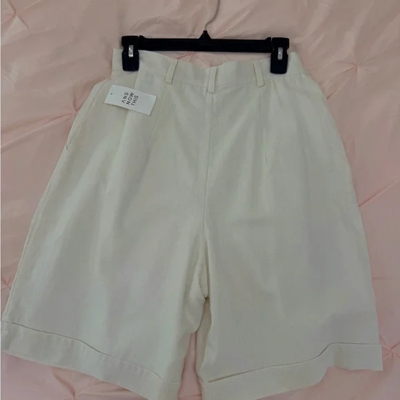 High-Waist Cream Pleated Women's Shorts - Picture 3 of 5